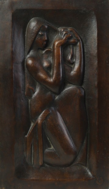 נערה מסרקת את שערה