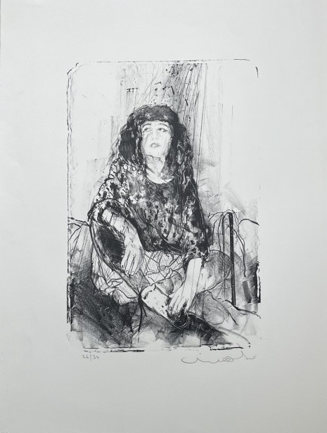 אישה יושבת,